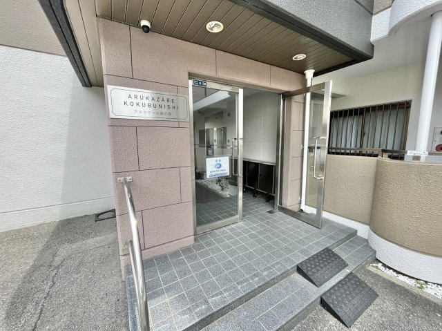 柏原市国分西２丁目の賃貸マンションのエントランス