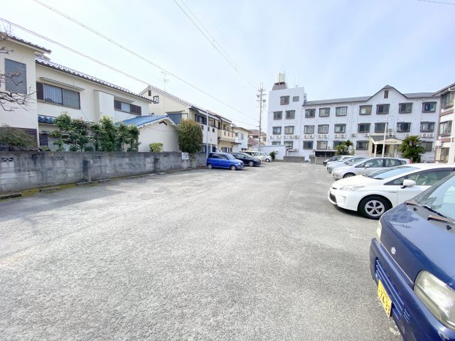 柏原市大県３丁目の賃貸マンションの駐車場