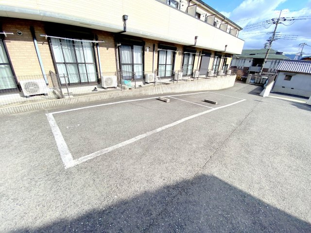 富田林市木戸山町のアパートの駐車場