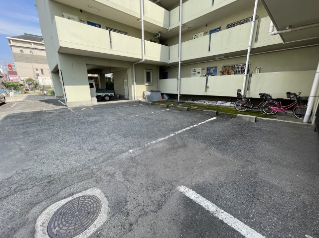 松原市上田１丁目の賃貸マンションの駐車場