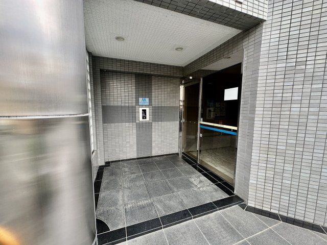 藤井寺市沢田２丁目の賃貸マンションのエントランス