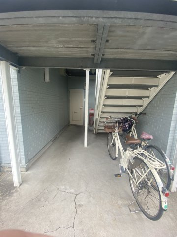 柏原市平野１丁目のアパートのエントランス