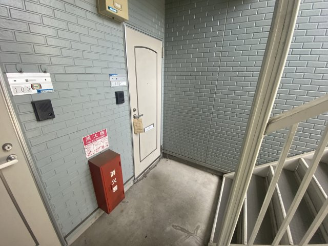 柏原市平野１丁目のアパートのロビー