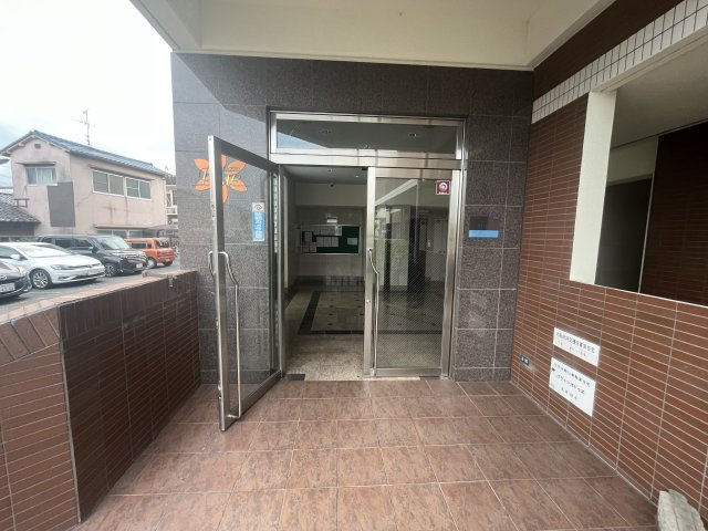 藤井寺市大井２丁目の賃貸マンションのエントランス