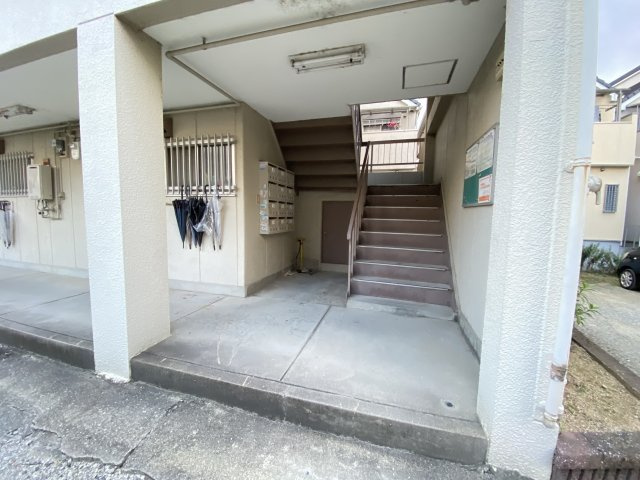 松原市河合１丁目の賃貸マンションのエントランス