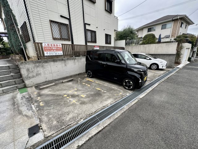 青葉丘マンションの駐車場