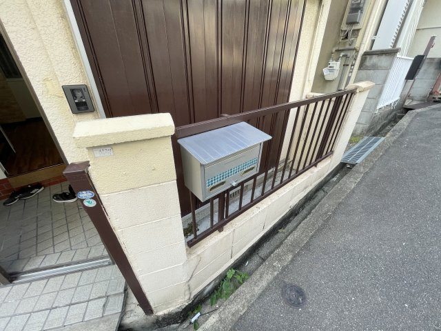 東大阪市立花町の一戸建てのエントランス