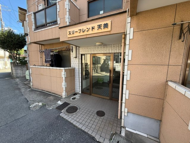 スリーフレンド天美のエントランス
