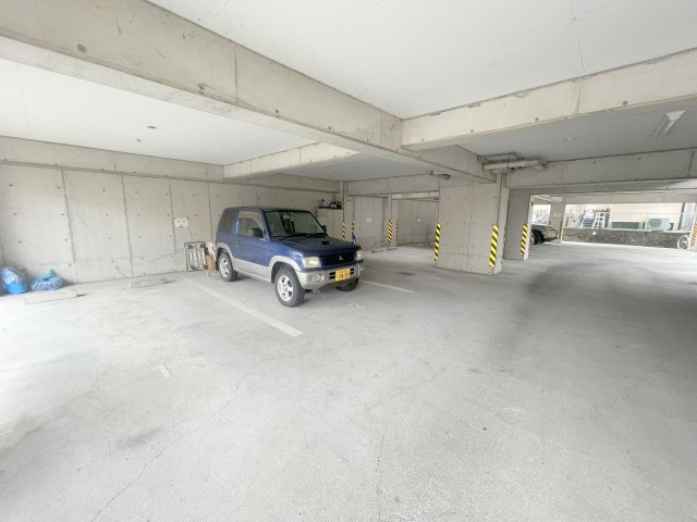 羽曳野市西浦１丁目の賃貸マンションの駐車場