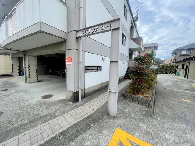 羽曳野市西浦１丁目の賃貸マンションのエントランス