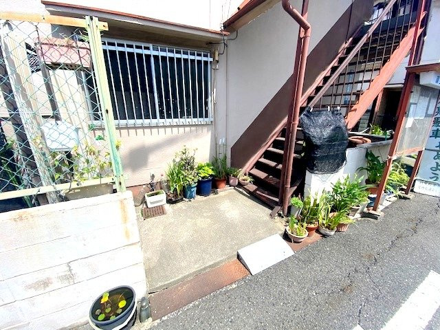 羽曳野市恵我之荘４丁目のアパートのエントランス