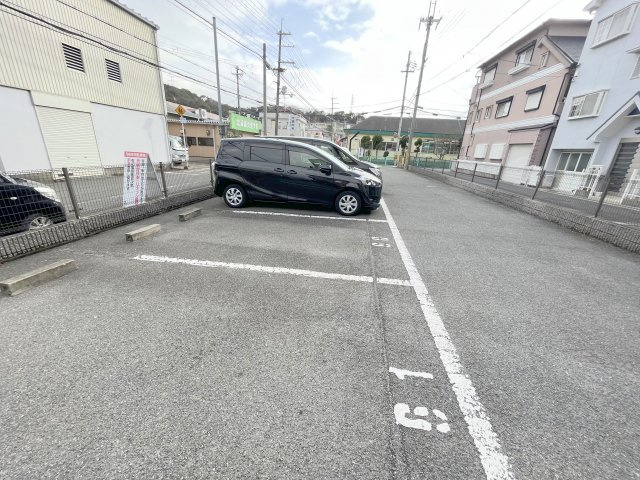 柏原市玉手町のアパートの駐車場