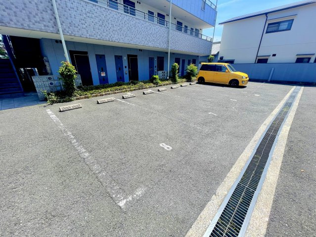 松原市上田５丁目の賃貸マンションの駐車場