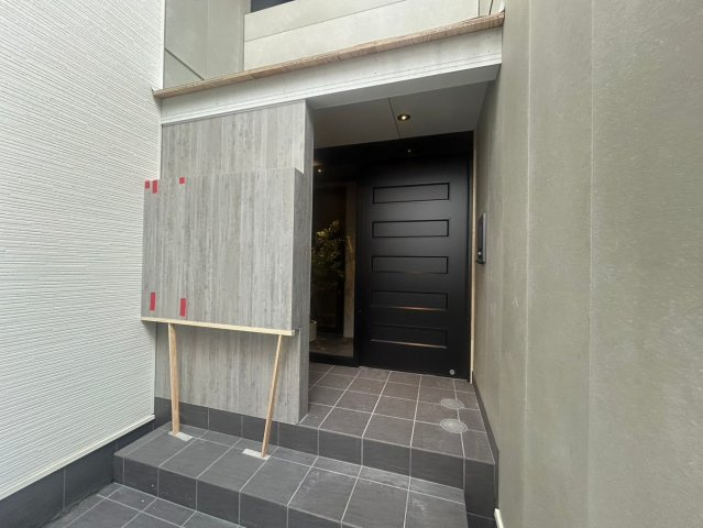 松原市一津屋４丁目のアパートのエントランス