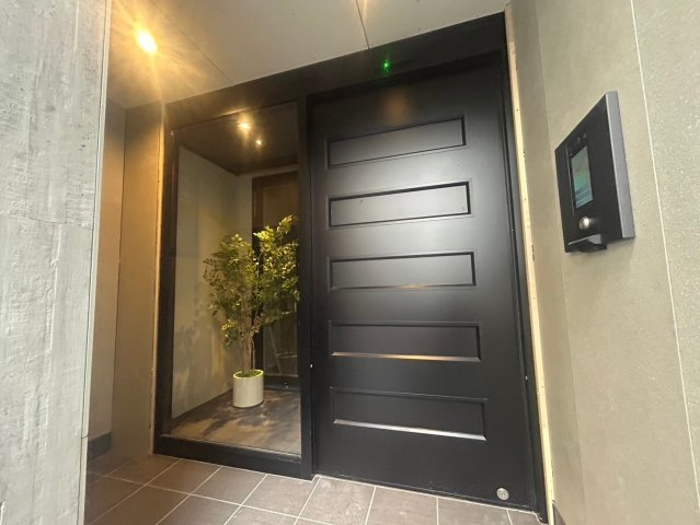 松原市一津屋４丁目のアパートのエントランス