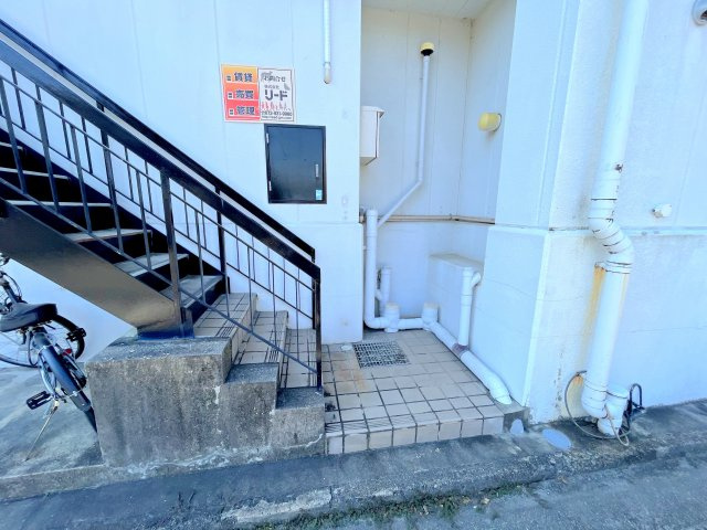 羽曳野市西浦１丁目の賃貸マンションのエントランス