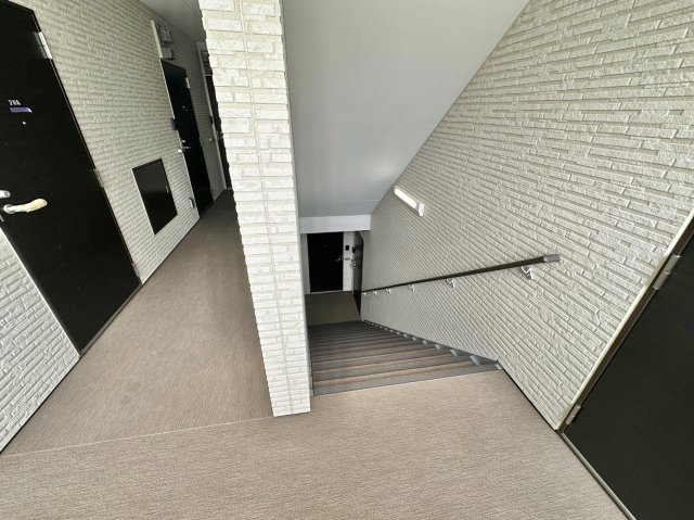 羽曳野市軽里３丁目のアパートのエントランス
