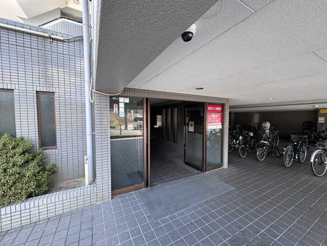 藤井寺市国府２丁目の賃貸マンションのエントランス