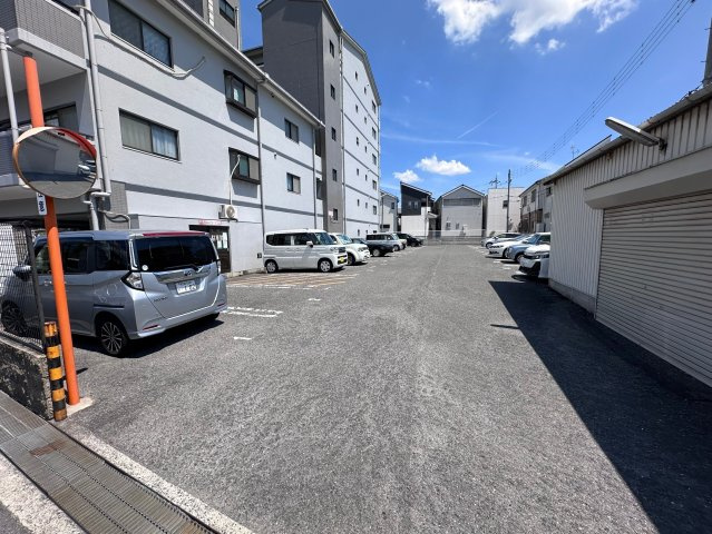 藤井寺市国府２丁目の賃貸マンションの駐車場