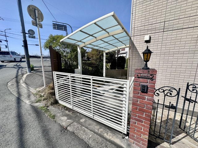 富田林市川向町の一戸建ての駐車場