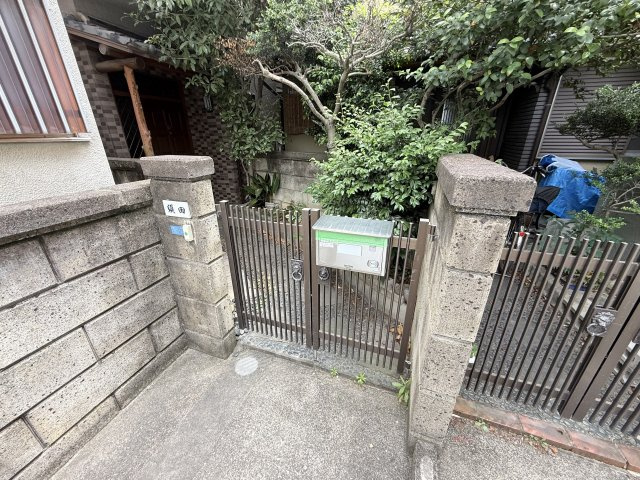 高鷲6貸家のエントランス