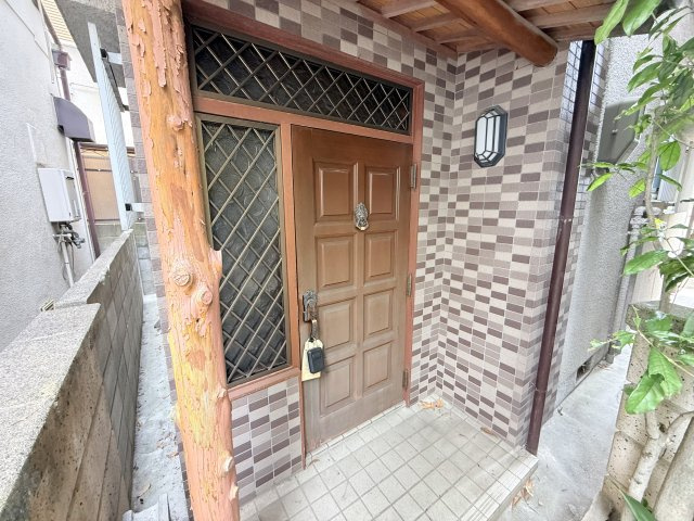 高鷲6貸家のエントランス