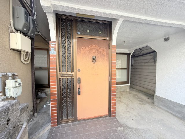 富田林市東板持町３丁目の一戸建てのエントランス