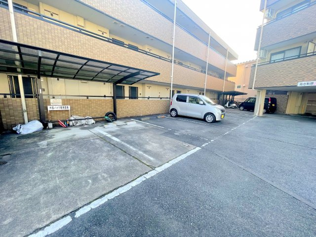 富田林市若松町東１丁目の賃貸マンションの駐車場