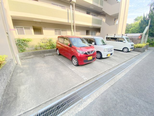 富田林市津々山台５丁目の賃貸マンションの駐車場