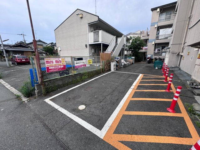 富田林市昭和町１丁目の賃貸マンションの駐車場