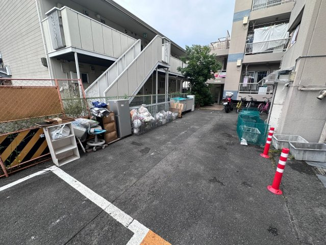 富田林市昭和町１丁目の賃貸マンションの駐車場