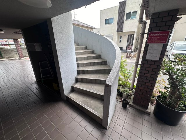 富田林市昭和町１丁目の賃貸マンションのエントランス