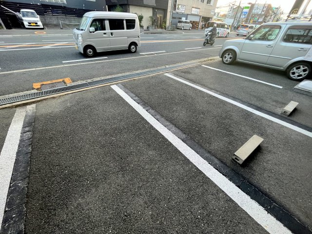 藤井寺市藤ケ丘３丁目のアパートの駐車場