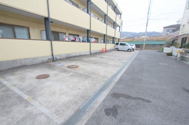柏原市上市１丁目の賃貸マンションの駐車場