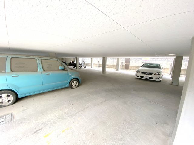 柏原市大県３丁目の賃貸マンションの駐車場