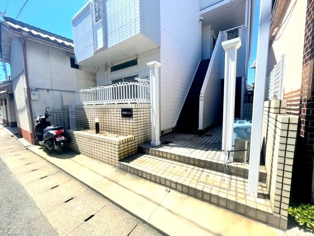 藤井寺市大井３丁目のアパートのエントランス