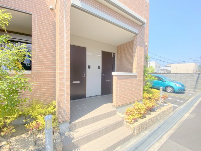 松原市東新町４丁目のアパートのエントランス
