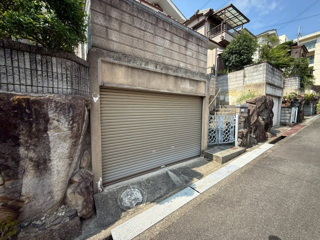 柏原市大字高井田の一戸建ての駐車場
