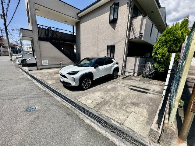 羽曳野市はびきの３丁目のアパートの駐車場