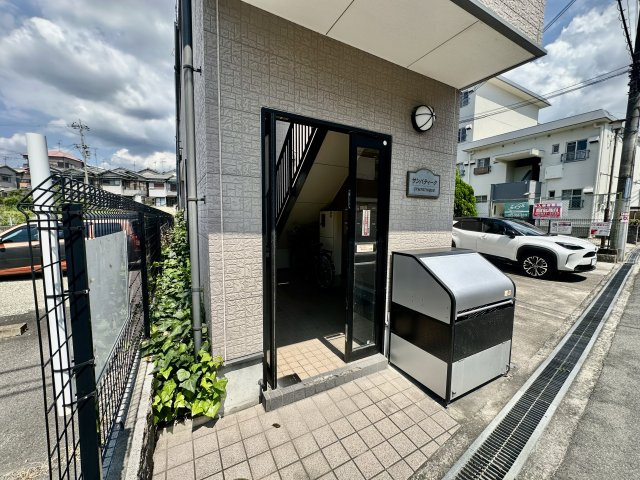羽曳野市はびきの３丁目のアパートのエントランス