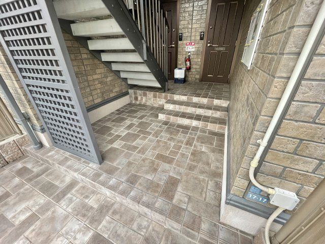 柏原市太平寺２丁目のアパートのエントランス