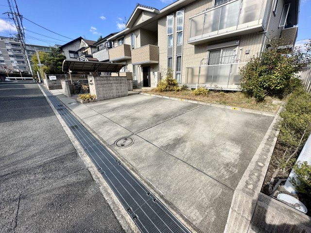 富田林市小金台３丁目のアパートの駐車場