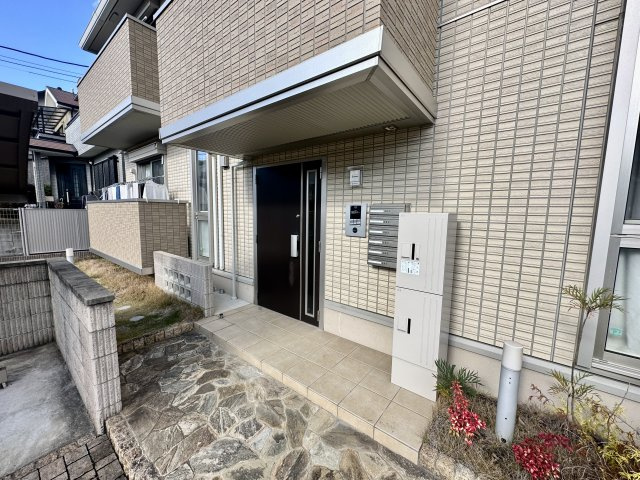 富田林市小金台３丁目のアパートのエントランス