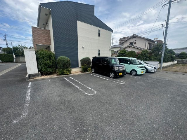 富田林市寿町１丁目のアパートの駐車場