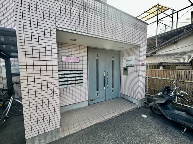 柏原市大正２丁目の賃貸マンションのエントランス