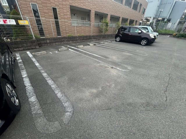 富田林市寿町３丁目のアパートの駐車場
