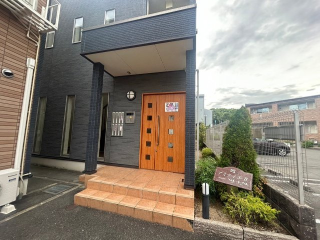 富田林市寿町３丁目のアパートのエントランス