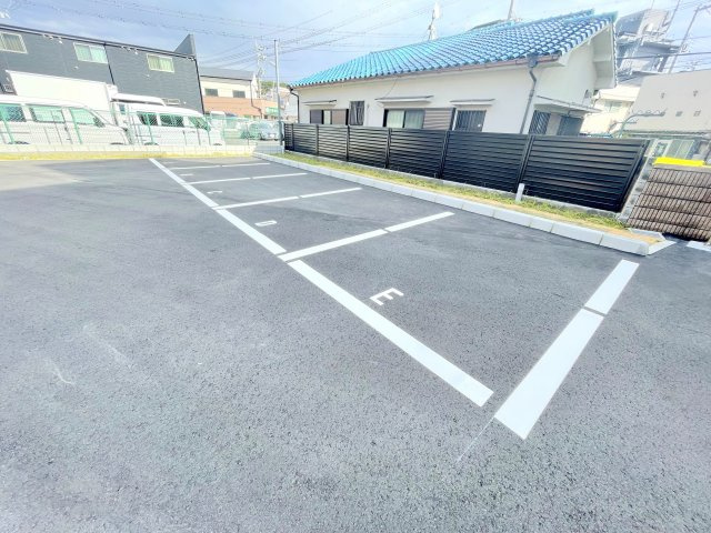 羽曳野市高鷲４丁目の賃貸マンションの駐車場