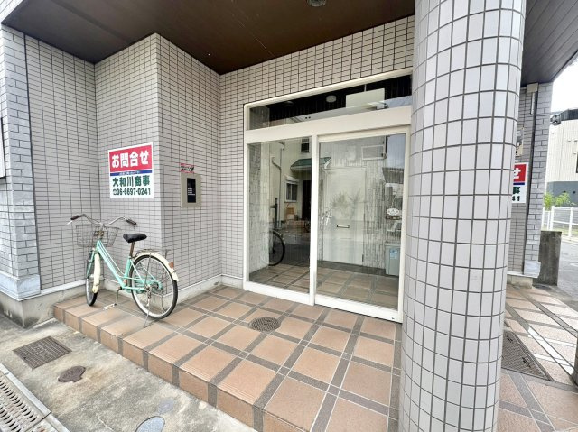 松原市東新町３丁目の賃貸マンションのエントランス