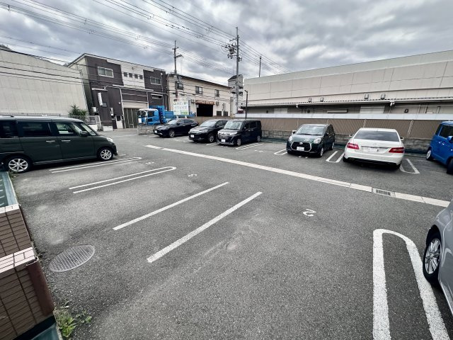 柏原市大県３丁目の賃貸マンションの駐車場